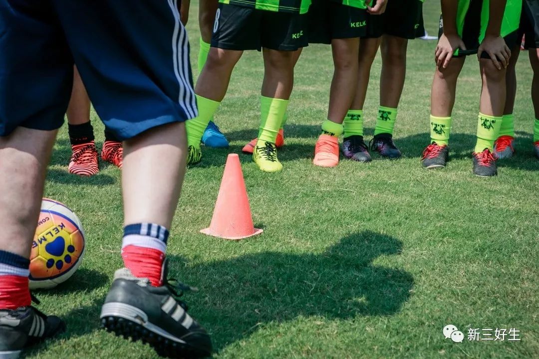 关于青少年足球“幕后英雄”裁判员培训工程全面启动的信息