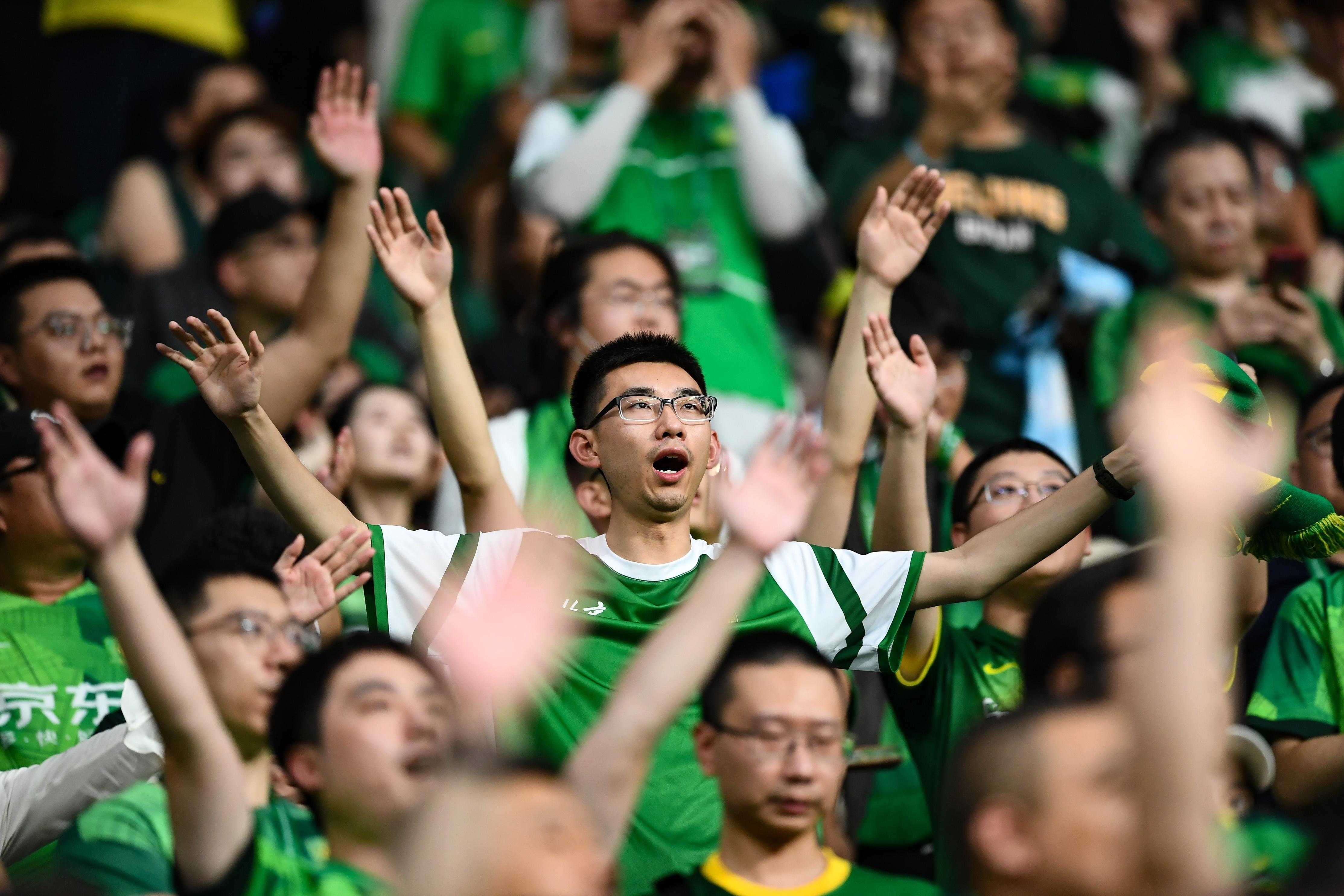 开云体育平台-&quot;球迷全场助威：场边欢呼声此起彼伏&quot;