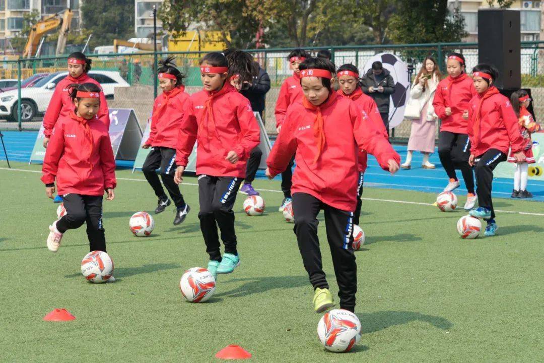 开云体育官方app-主题足球节多样化开展，拉近群众距离