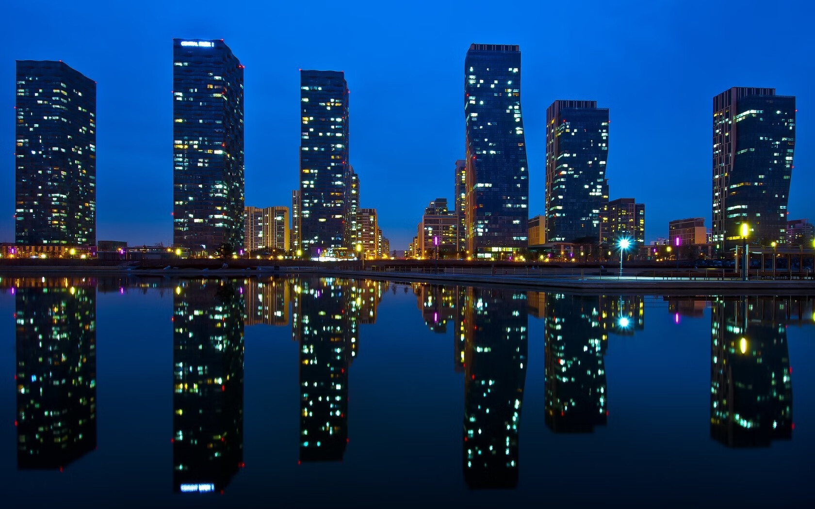 开云体育下载官网-张雨霏与偶像合影传承游泳精神，张雨霏80分钟内揽获两块金牌